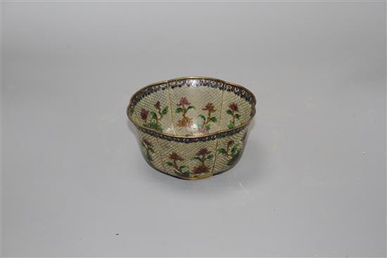 A Chinese plique a jour bowl lobed bowl, with floral decoration, diameter 13cm, height 7cm